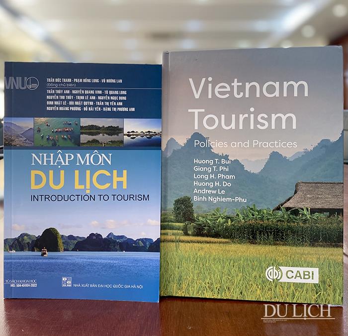 Hình ảnh bìa giáo trình “Nhập môn Du lịch” và cuốn sách “Du lịch Việt Nam: Chính sách và Thực tiễn”